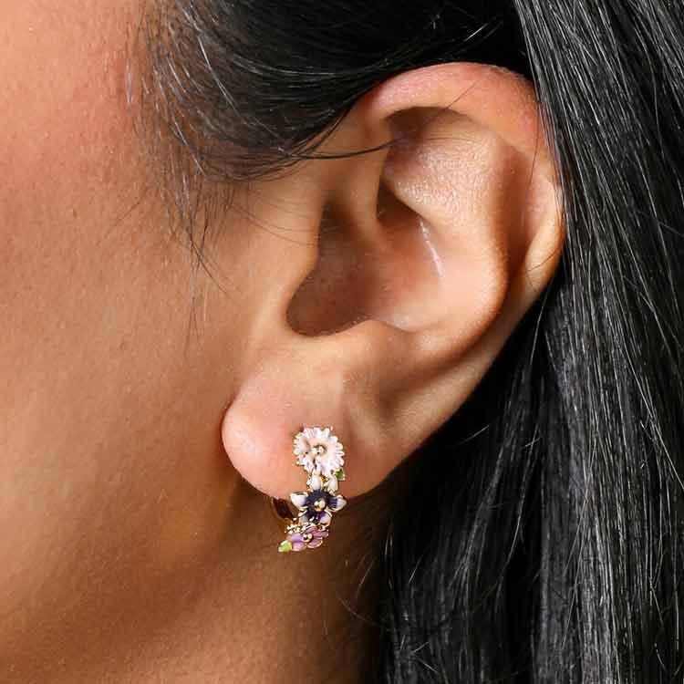 Örhängen – Blommiga huggie hoops – rosa, vit & lila