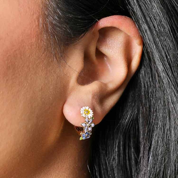 Örhängen – Blommiga huggie hoops – vit, lila & blå