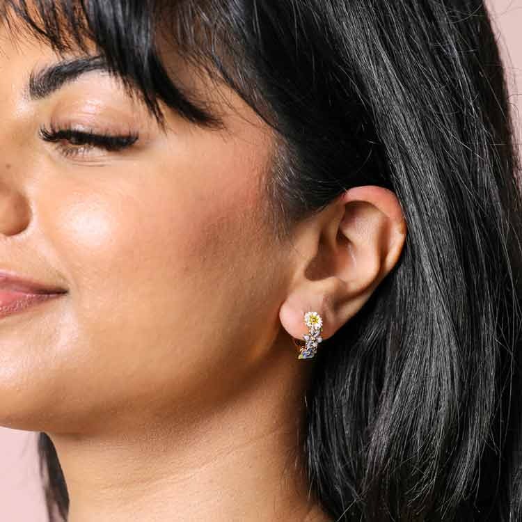 Örhängen – Blommiga huggie hoops – vit, lila & blå
