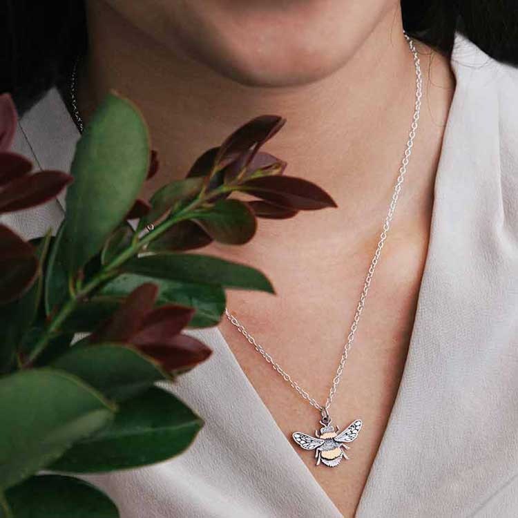 Halsband – Humla i silver & brons på silverkedja