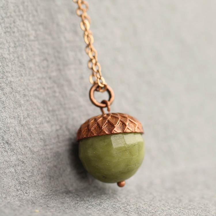 Halsband – Ekollon, jade olivgrön – fasetterad
