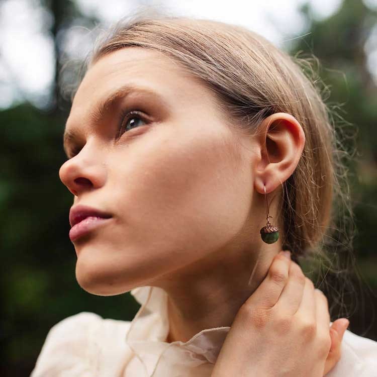 Örhängen – Ekollon, jade olivgrön
