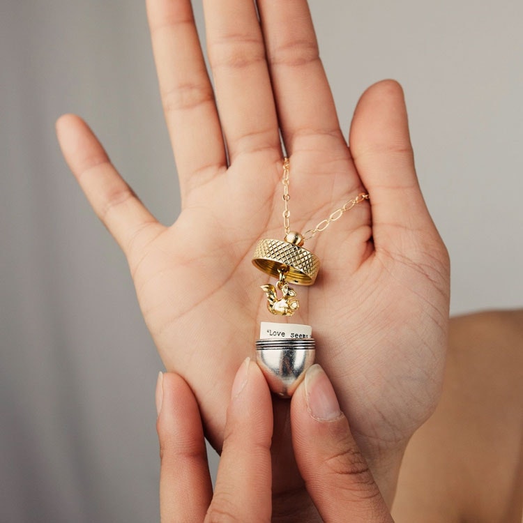 Halsband – Ekollonmedaljong med ekorre, guldhatt