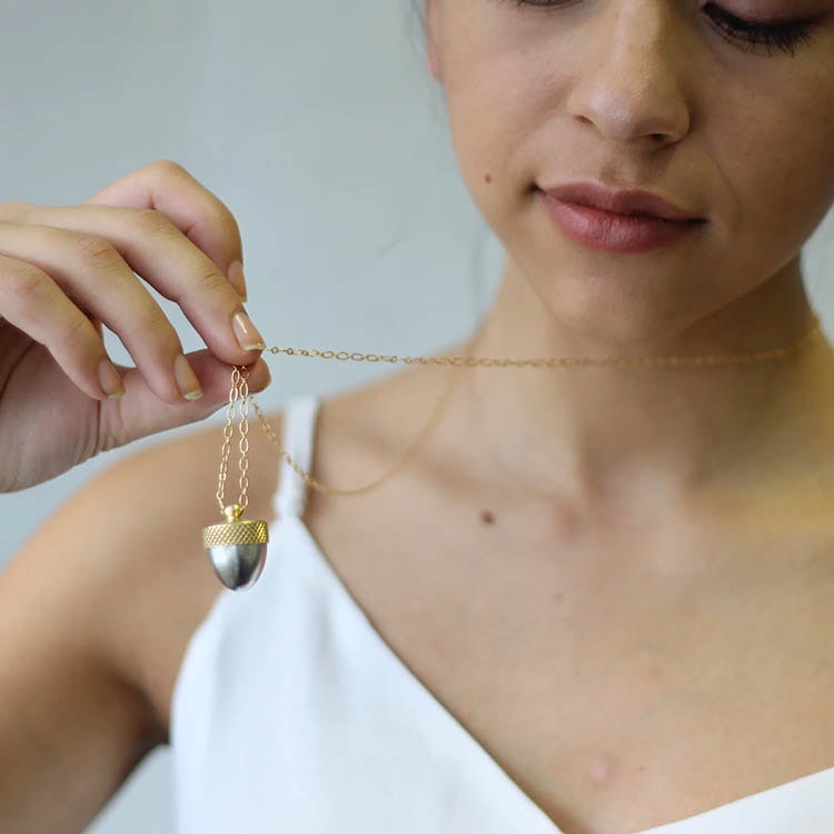 Halsband – Ekollonmedaljong med ekorre, guldhatt