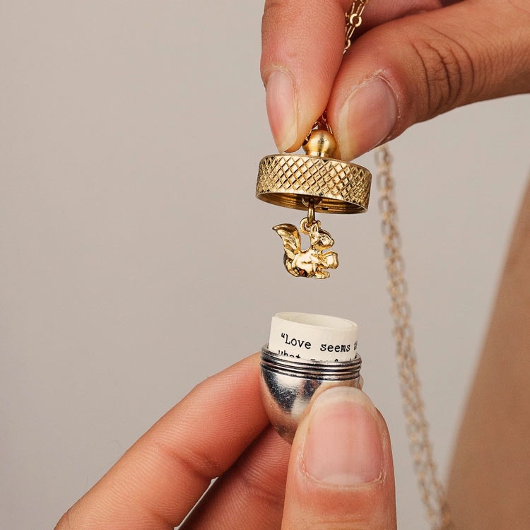 Halsband – Ekollonmedaljong med ekorre, guldhatt