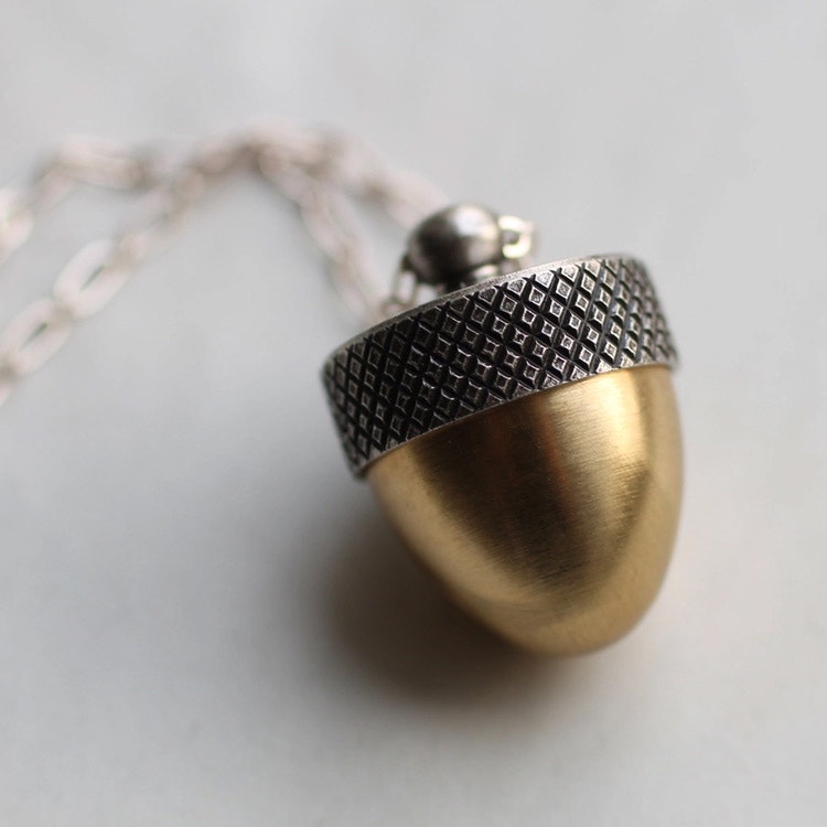 Halsband – Ekollonmedaljong med ekorre, silverhatt