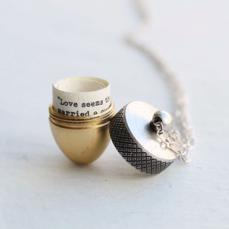 Halsband – Ekollonmedaljong med ekorre, silverhatt