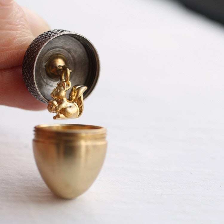 Halsband – Ekollonmedaljong med ekorre, silverhatt