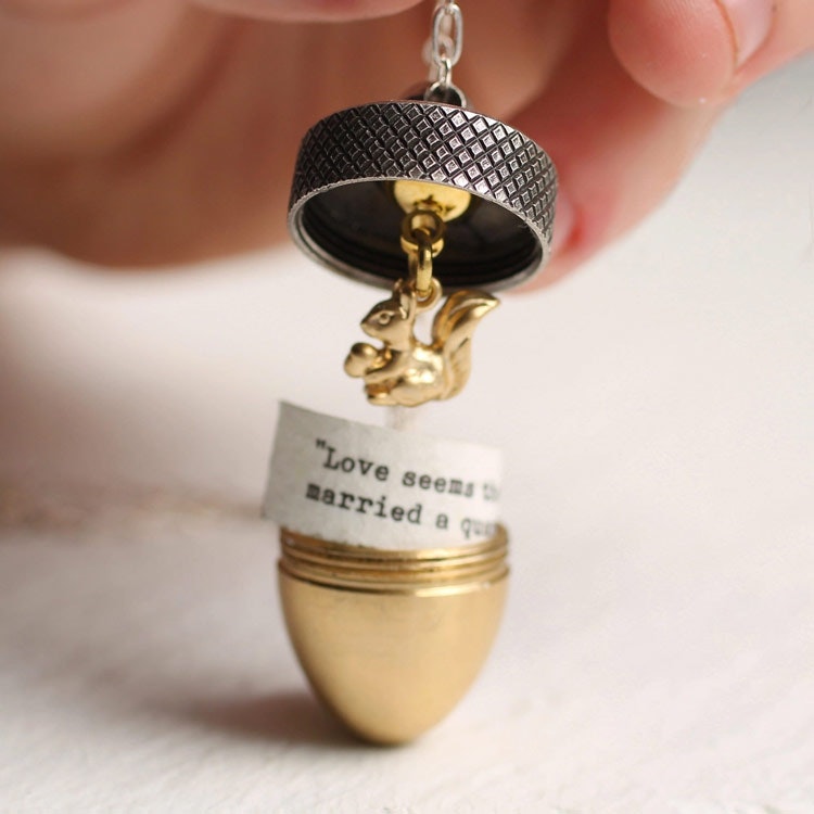 Halsband – Ekollonmedaljong med ekorre, silverhatt