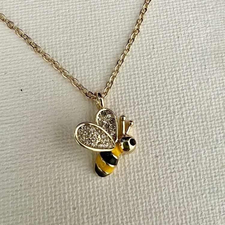 Halsband med ett bi med vingar fulla med gnistrande stenar.