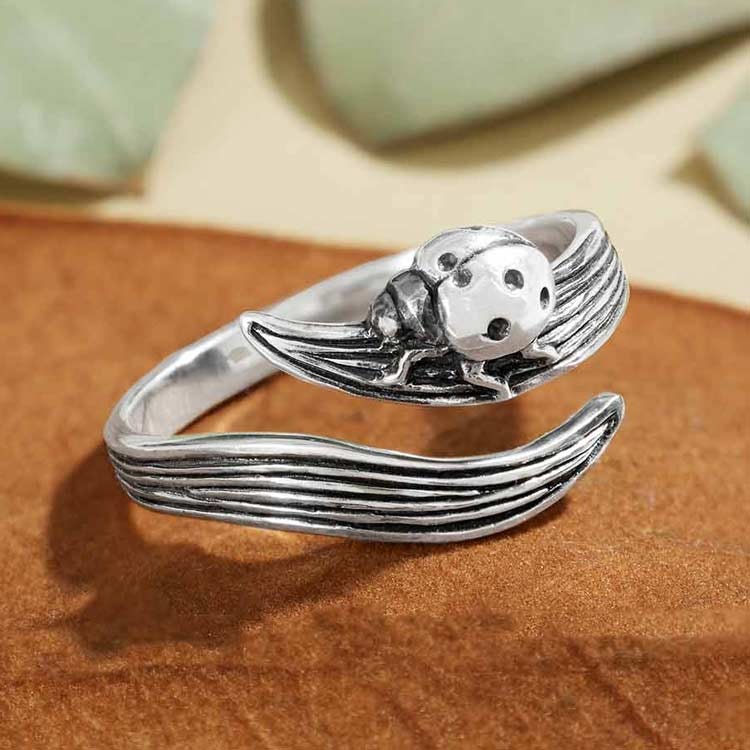 Ring – Nyckelpiga på blad, silver