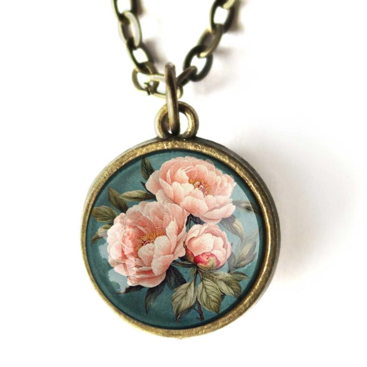 Vintageinspirerat halsband med en dubbelsidig illustration av rosa pioner.