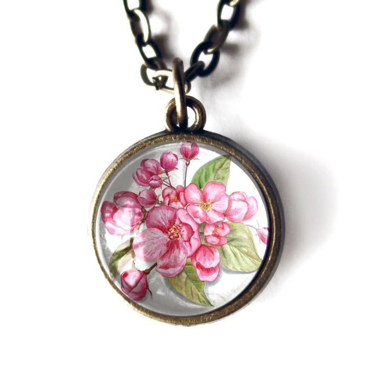 Vintageinspirerat halsband med en illustration av körsbärsblommor.