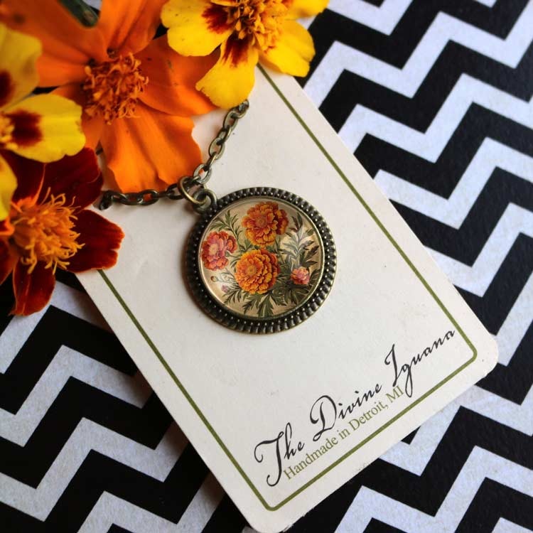 Halsband, stor berlock – Ringblomma