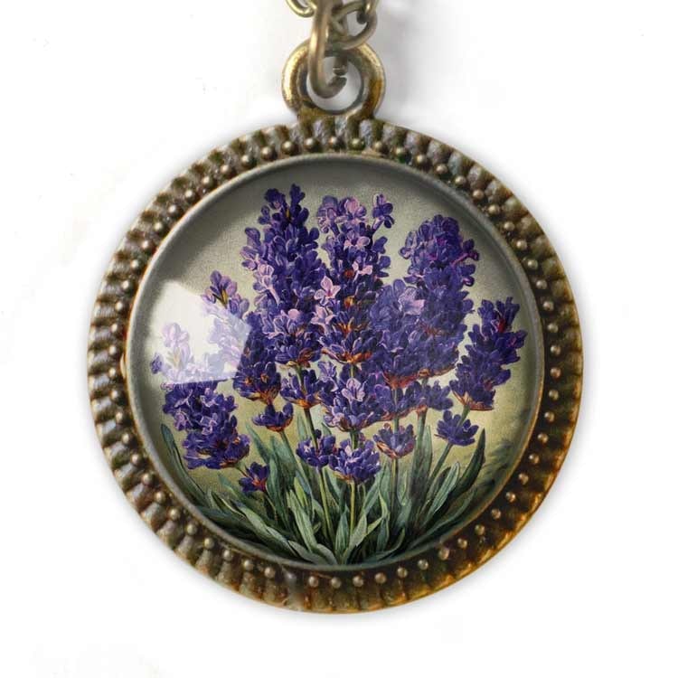 Vintageinspirerat halsband med en illustration av lavendel i en stor berlock.
