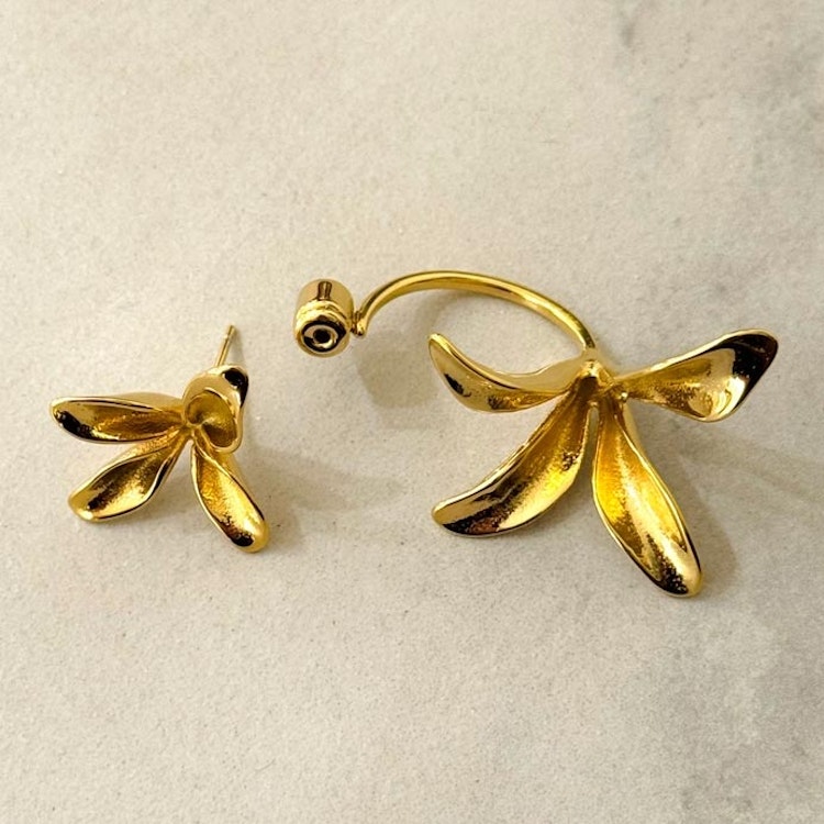 Örhängen – Svävande blomma, guld