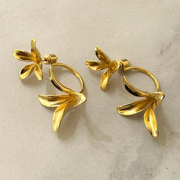 Örhängen – Svävande blomma, guld