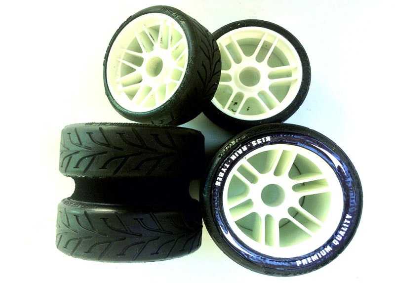 KISS EVO Rain Tires 1/8 Track (Standard) 1 Runde (4 dekk) - MRF -  Nitrofuel/Drivstoff til RC biler, båter, fly og helikopter