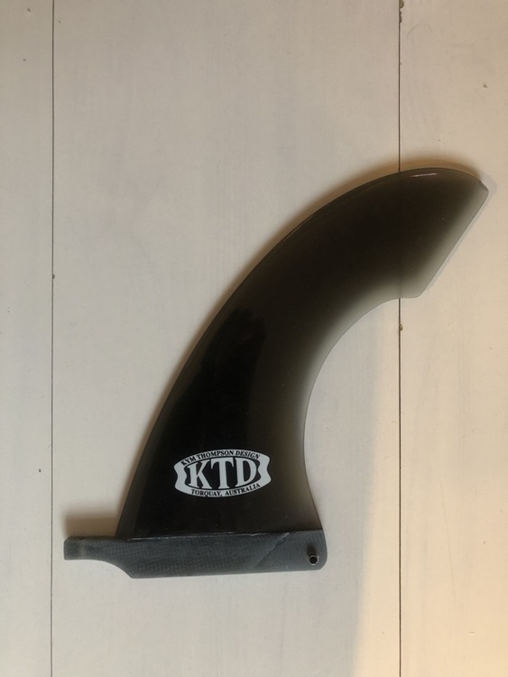Longboard finne Kym Thompson Design 7.5` Cutaway