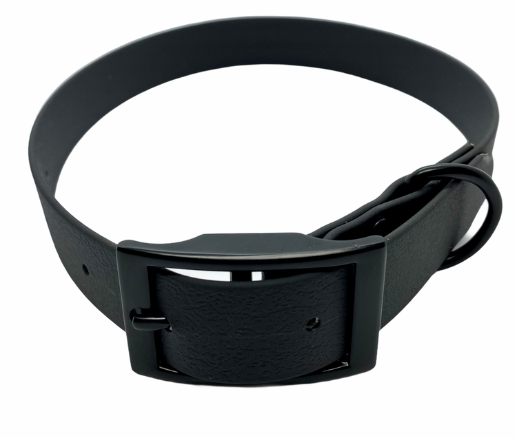 Halsband av PVC med svarta beslag