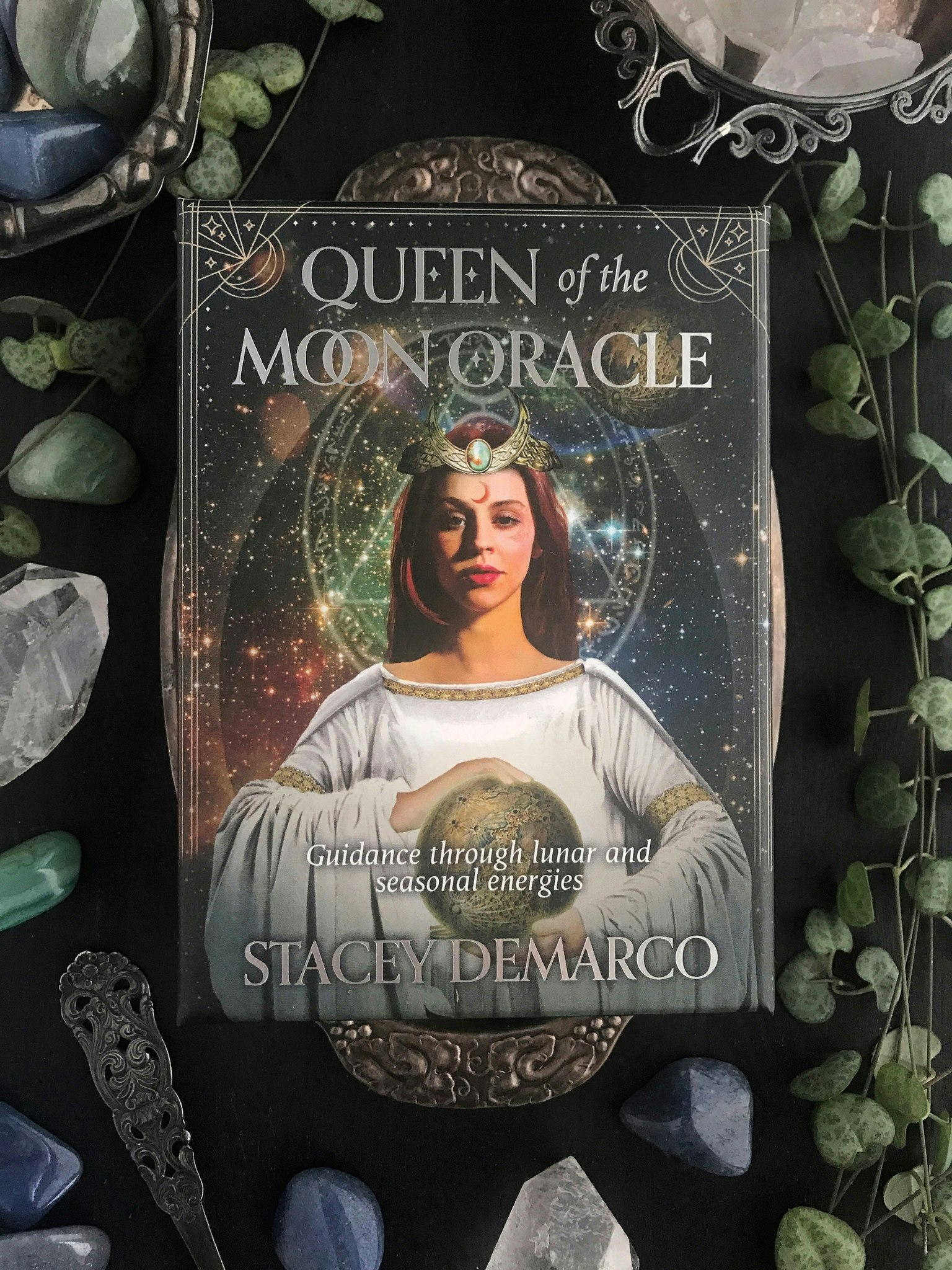 tarotkort orakelkort queen of the moon kristaller luna li