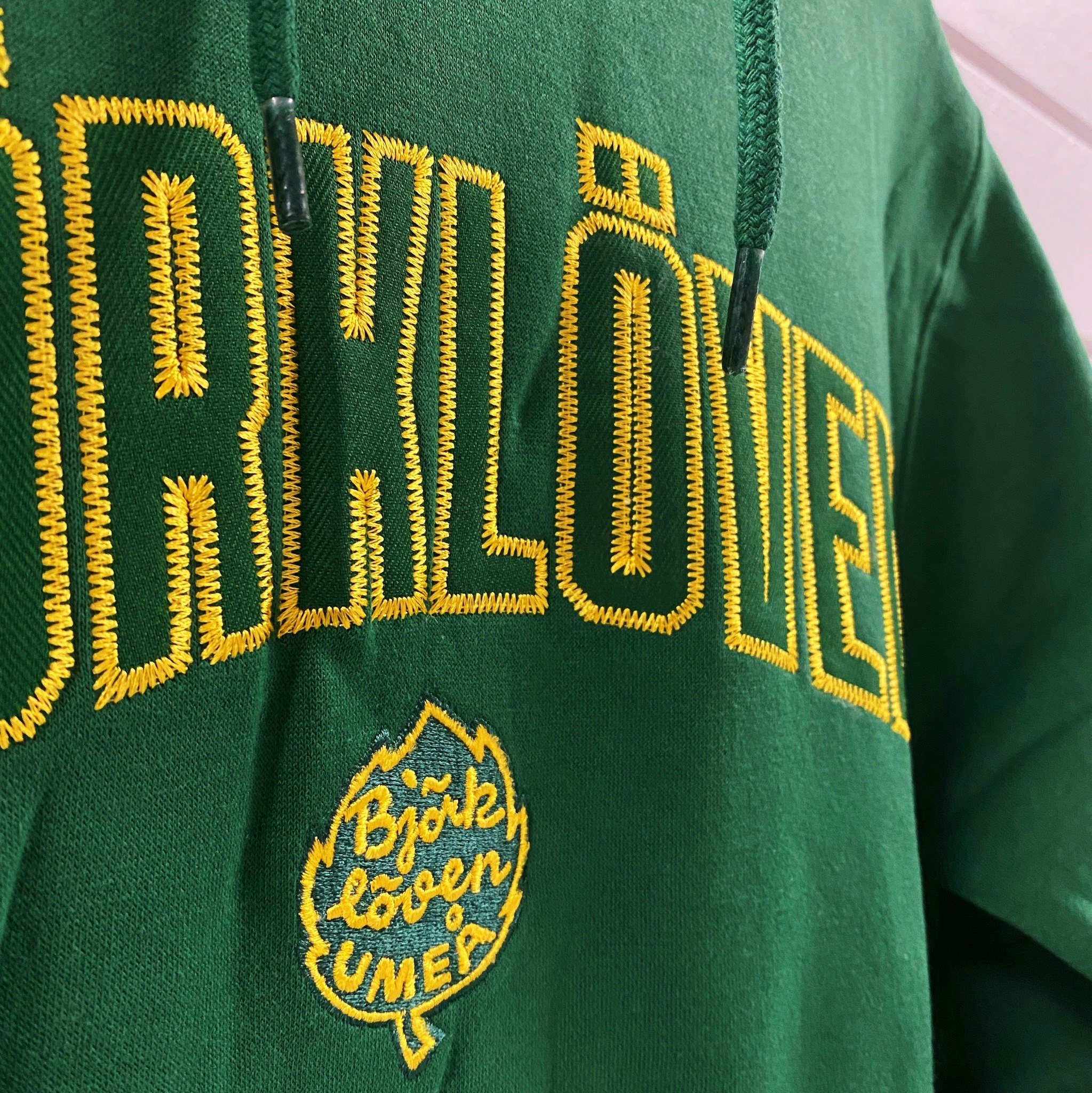 LÖVEN BRODERAD HOOD GRÖN