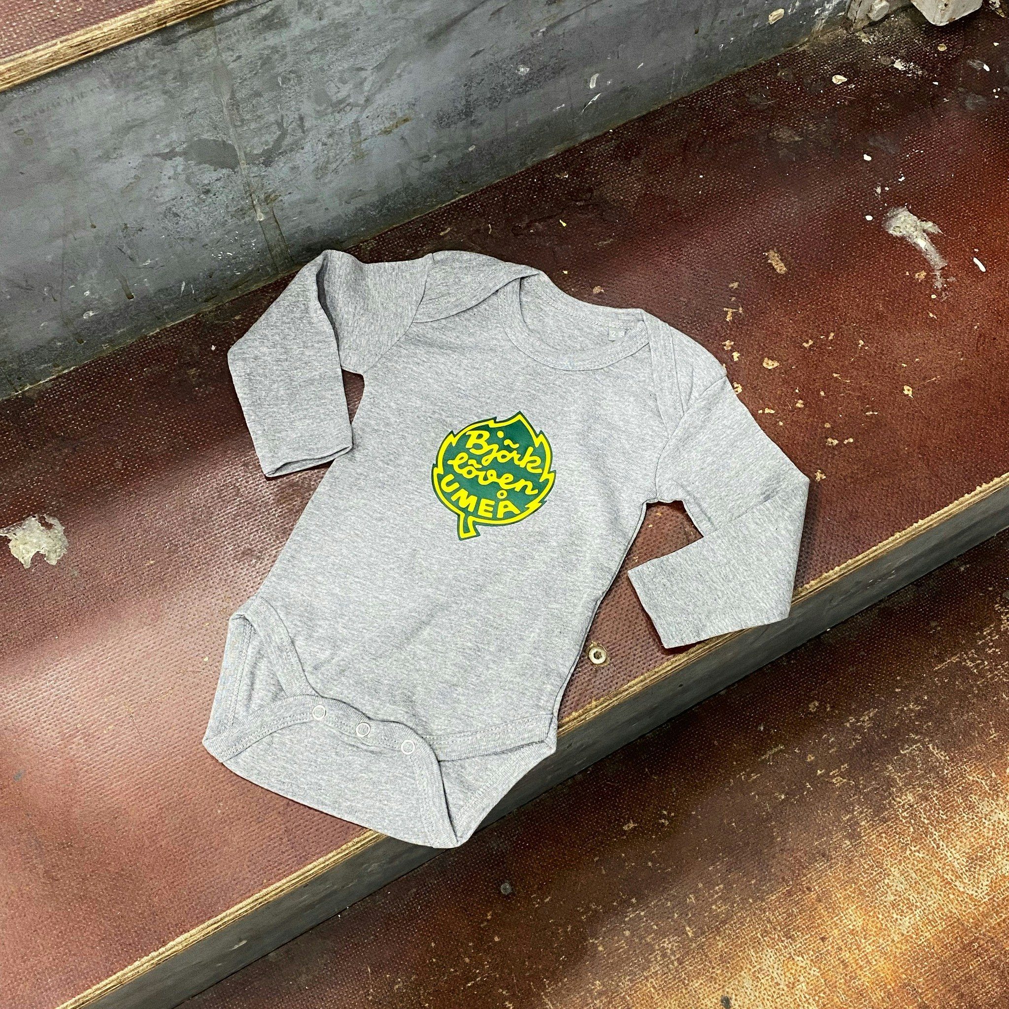 BABYBODY LOGGA GRÅ