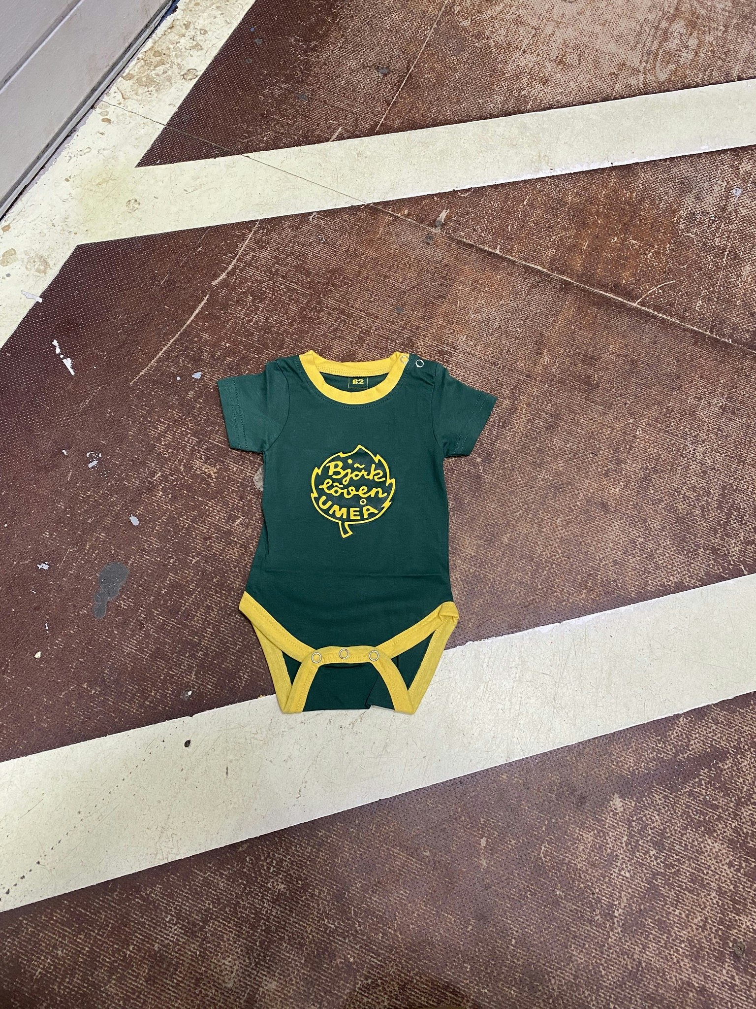 BABYBODY LOGGA GRÖN KORT ÄRM