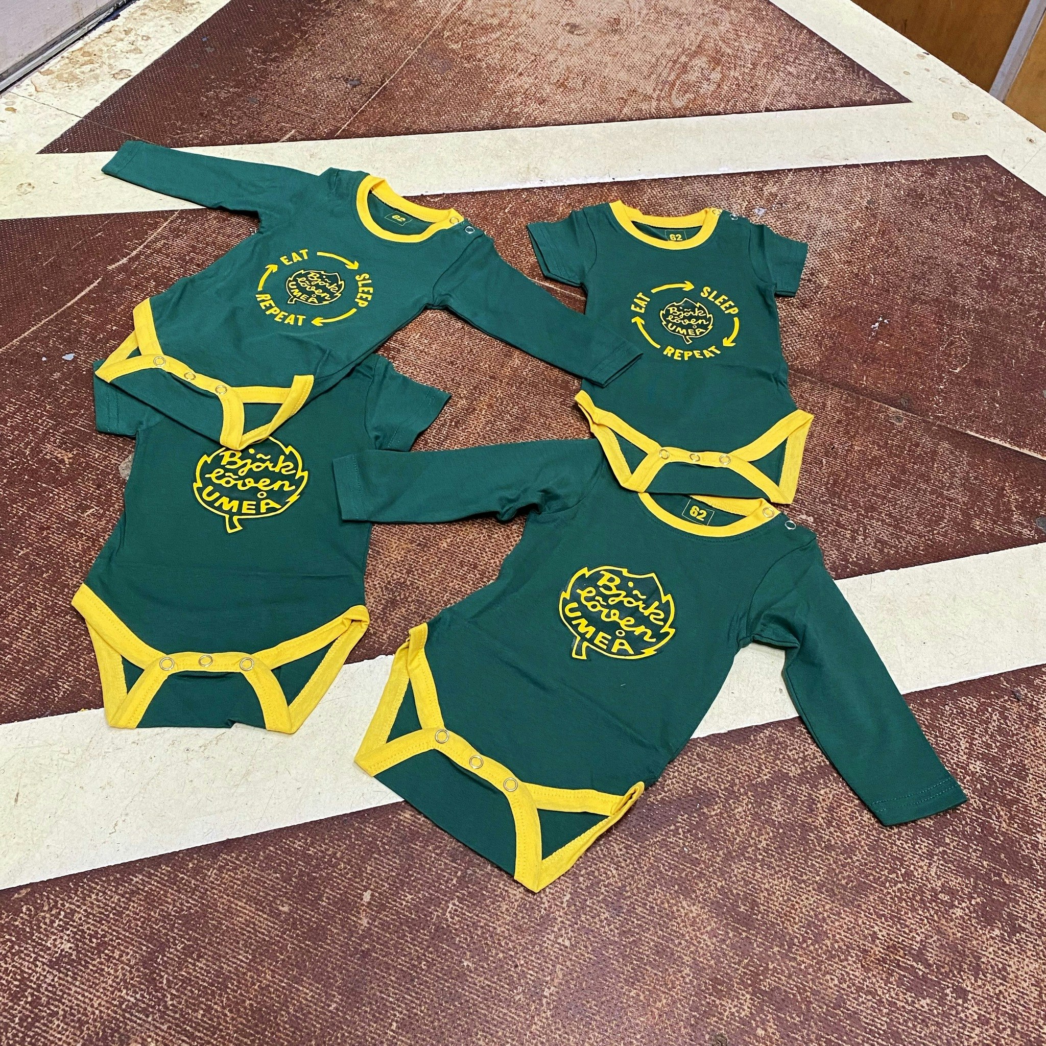 BABYBODY LOGGA GRÖN LÅNG ÄRM