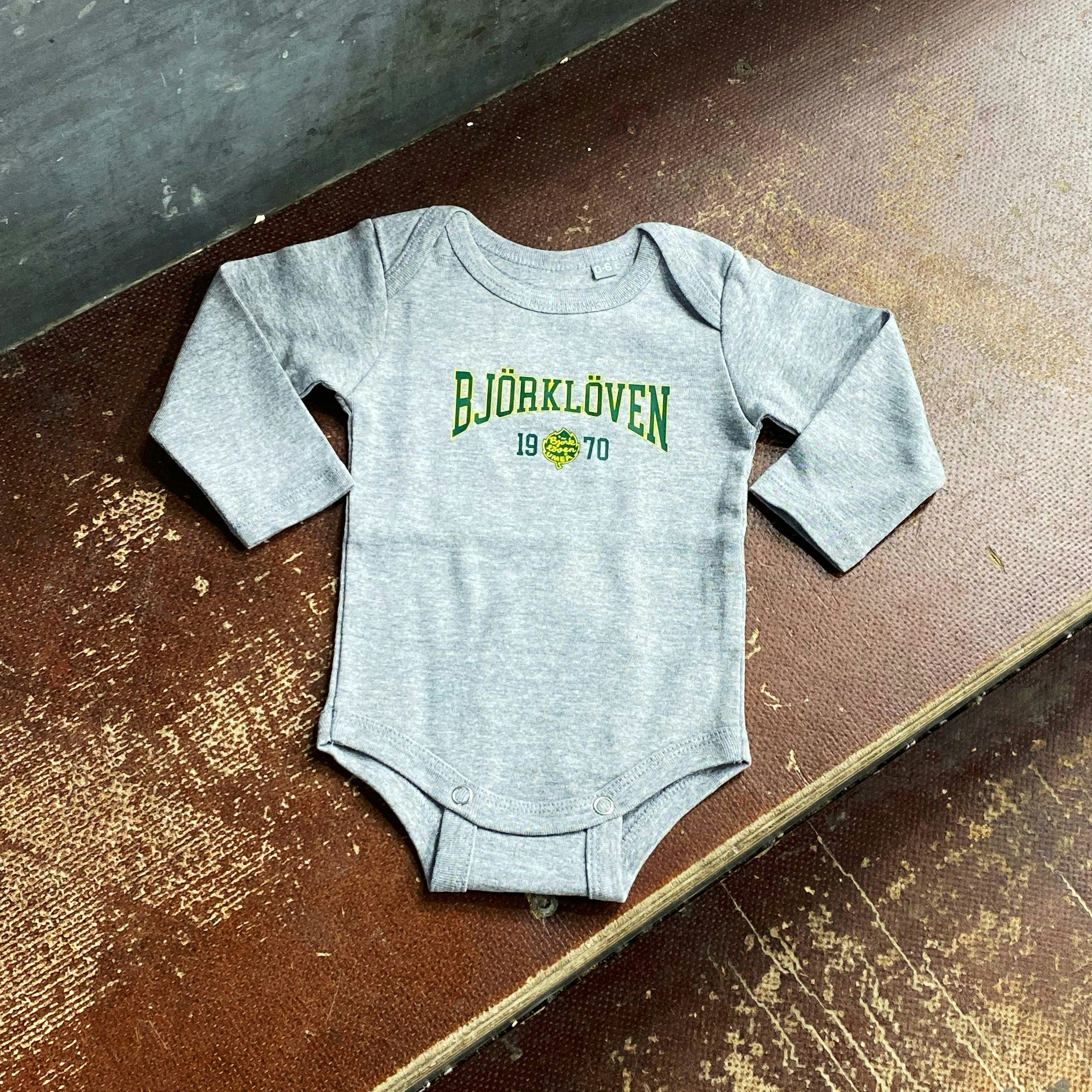 BABYBODY SINCE 1970 GRÅ