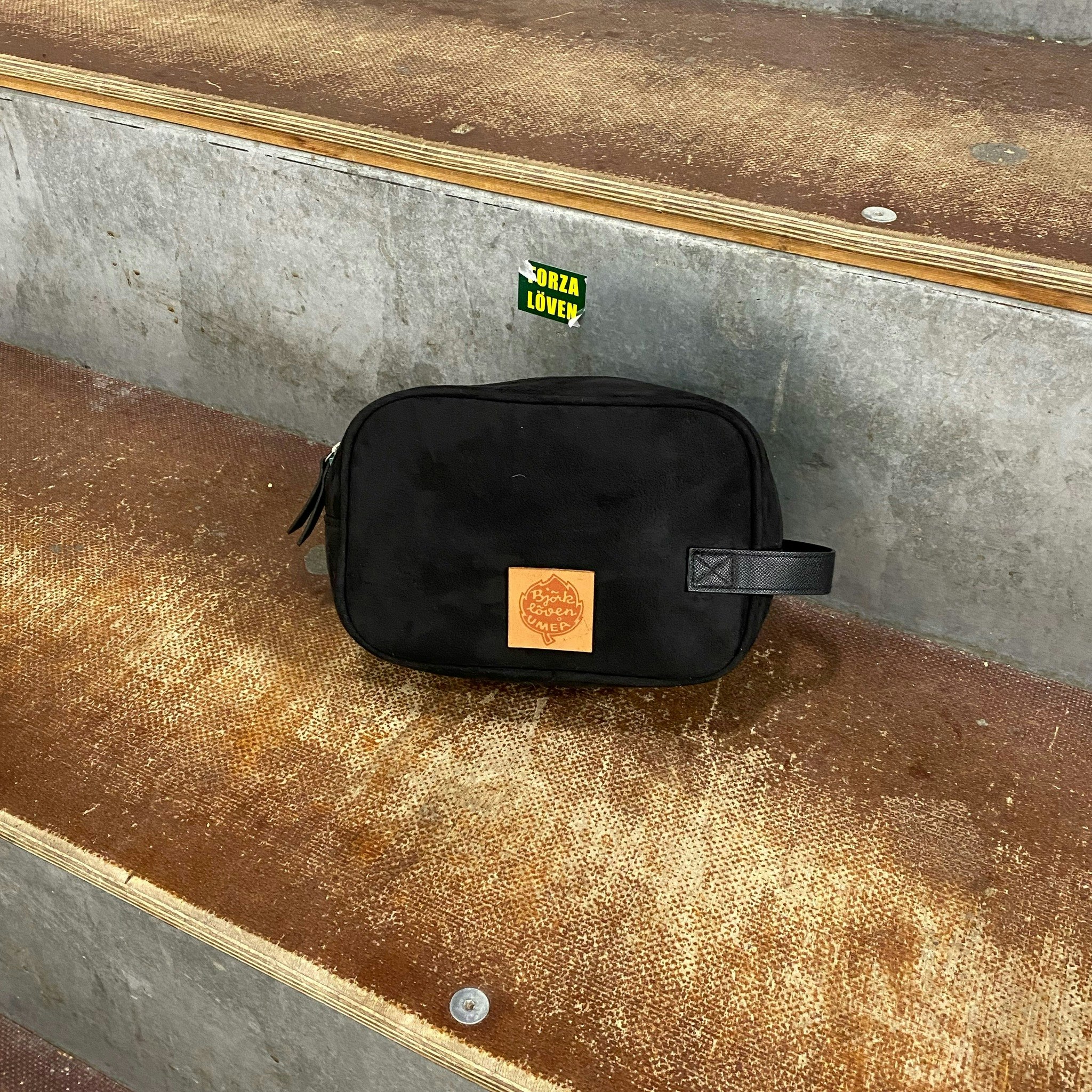 NECESSÄR SUEDE BLACK