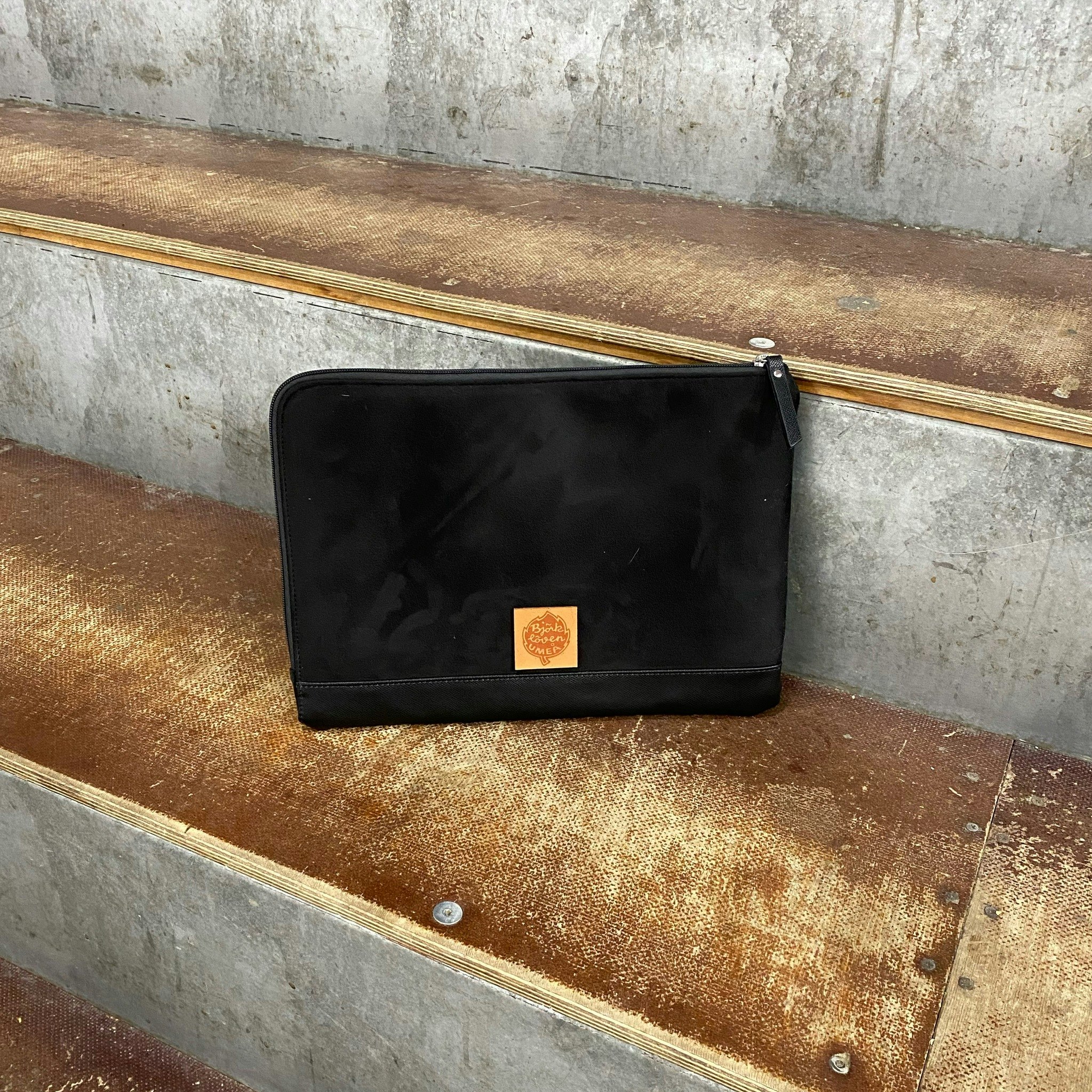 LAPTOPVÄSKA SUEDE BLACK