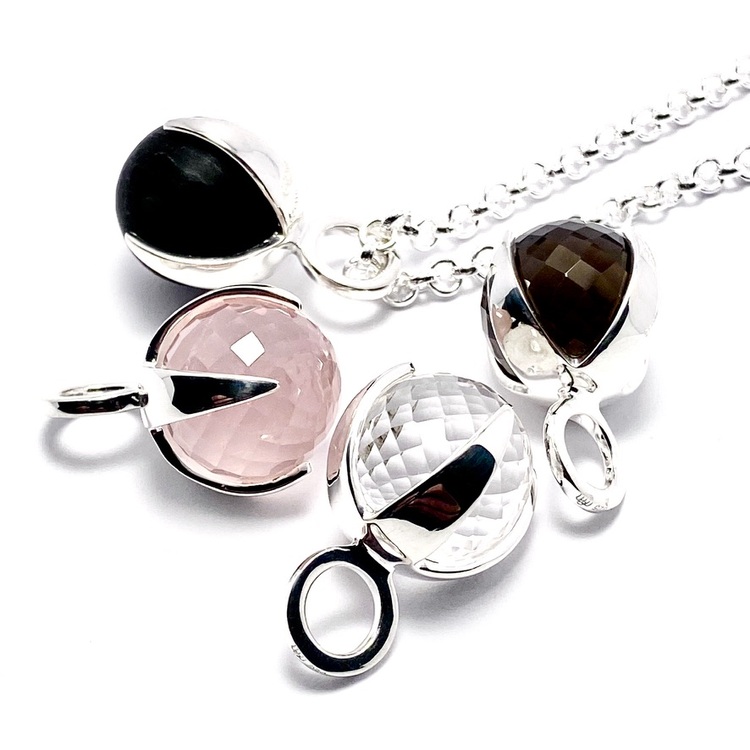 Silver-hängen med rosenkvarts, rökkvarts, bergskristall och svart onyx. Silver pendant with rose quartz, smokey quartz, crystal quartz and black onyx.