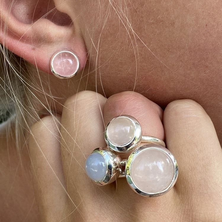 Silverörhängen med rosenkvarts med matchande ringar. Silver earrings with rose quartz and matching earrings.