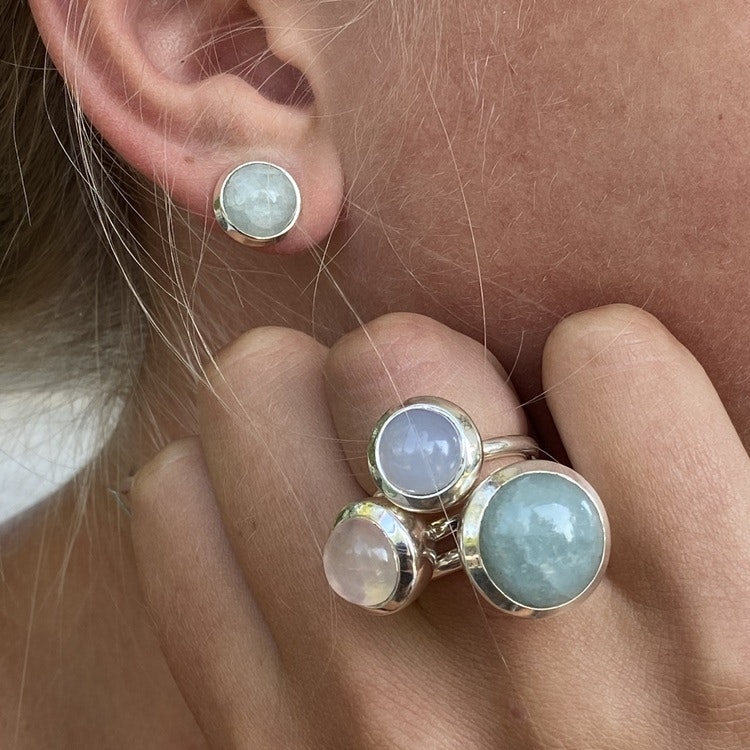 Silverörhängen med akvamarin och matchande ringar. Silver earrings with aquamarine and matching silver rings.
