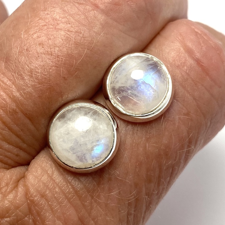 Silverörhängen med regnbågs-månsten. Silver earrings with rainbow moonstone.