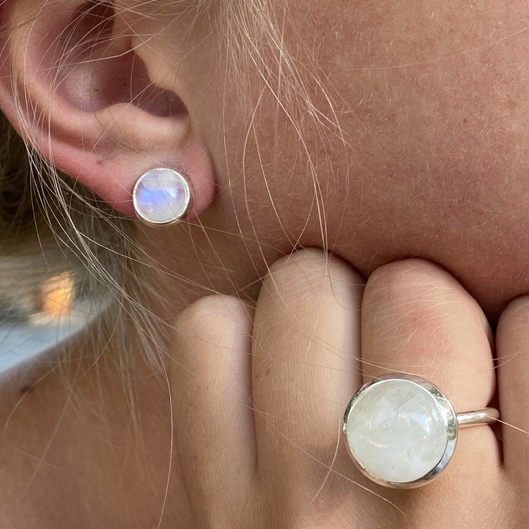 Silverörhängen med regnbågs-månsten och matchande silverring. Silver earrings with rainbow moonstone with matching silver ring..
