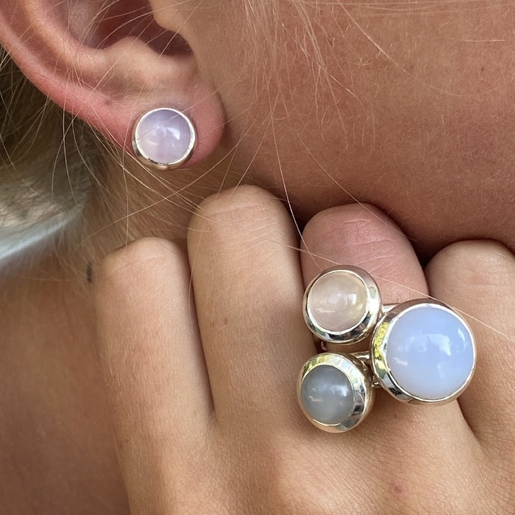 Silverörhängen med kalcedon och matchande silverringar. Silver earrings with chalcedony and matching silver rings.