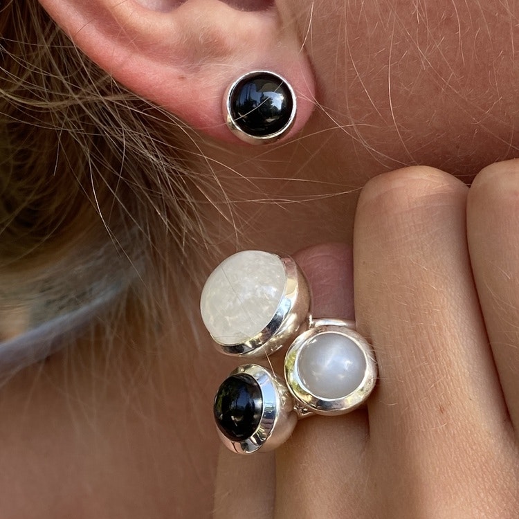 Silverörhänge med svart onyx och matchande silverringar. Silver earrings with black onyx and matching silver rings.