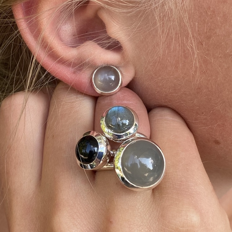 Silverörhängen med grå månsten och matchande silverringar. Silver earrings with grey moonstone and matching silver rings.