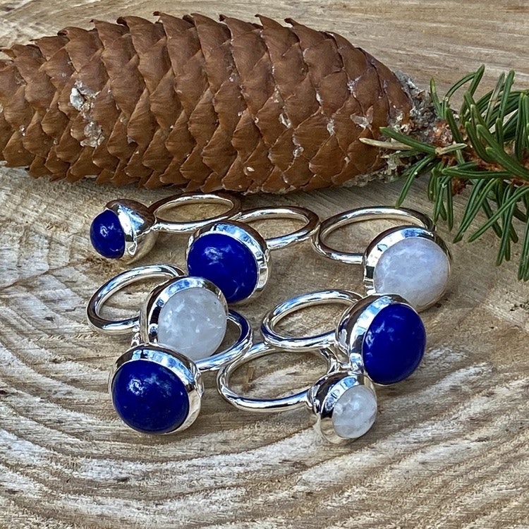 Silverringar med lapis lazuli och regnbågsmånsten. Silver rings with lapis lazuli and rainbow moonstone.