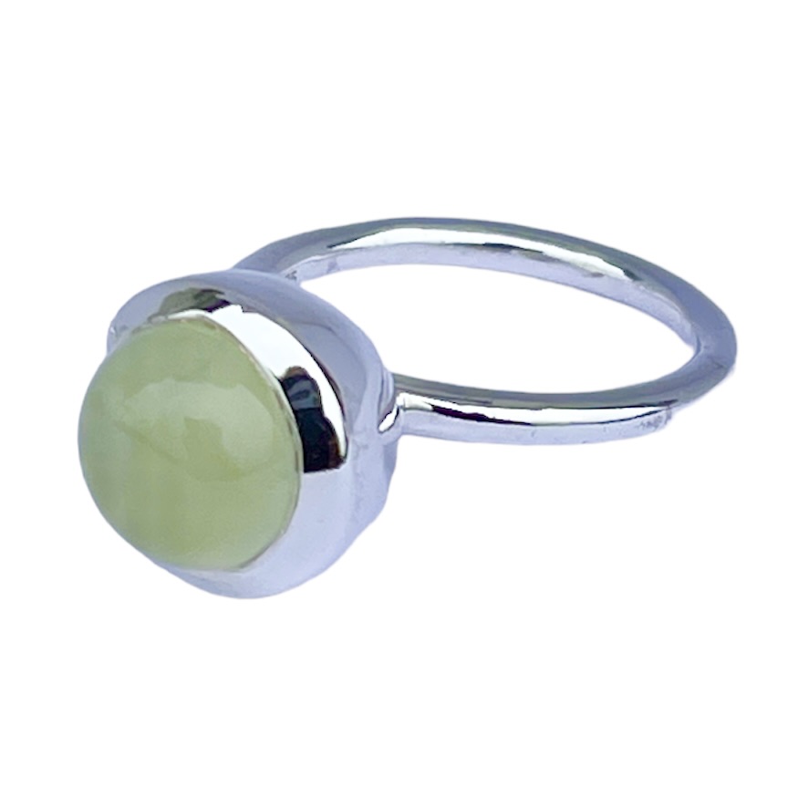 Silverring med vacker grön prehnit. Silver ring with beautiful prehnite