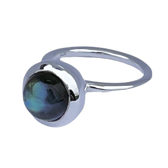 Silverring med labradorit. Silver ring with labradorite.