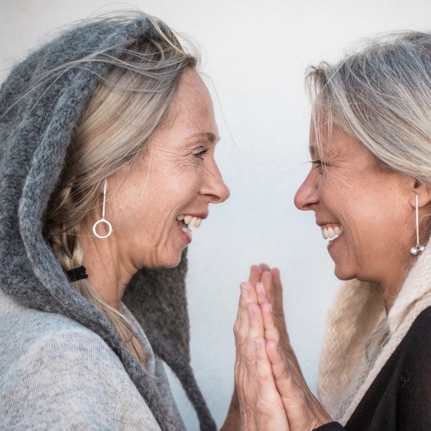 två kvinnor med silverörhängen. two women with silver earrings