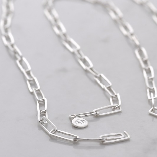 lång silverkedja med rektangulära länkar. long silver chain with rectangular links.