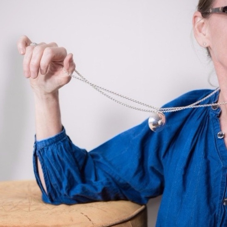 lång silverkedja med två silverkulor. long silver chain with two silver chains