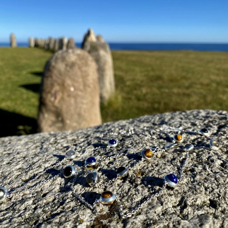 Lång silverkedja med vackra stenar; tigeröga,  lapis lazuli, labradorit, onyx och grå månsten.