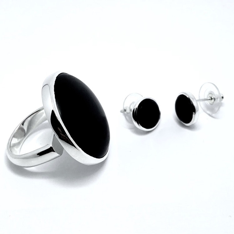 Silverörhängen med svart onyx och matchande silverring. Silver jewellery with black onyx.