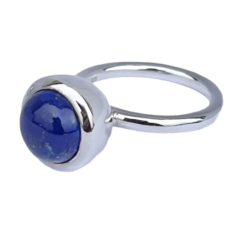 Silverring med lapis lazuli. Silver ring with lapis lazuli.