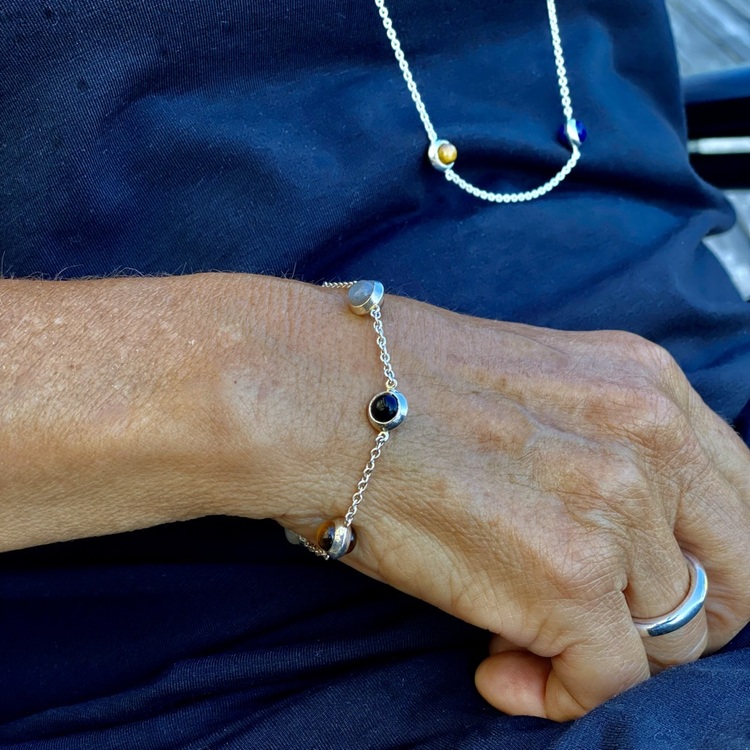Lång halskedja med matchande silverarmband. Long silver chain with matching bracelet.